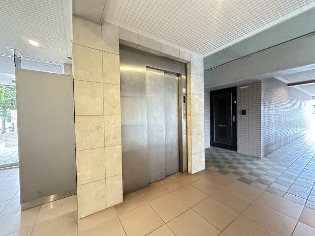 エレベーター前