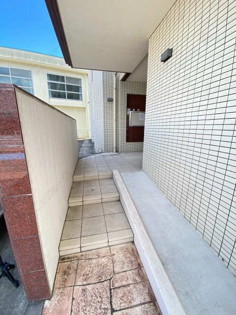 エントランスへのスロープ