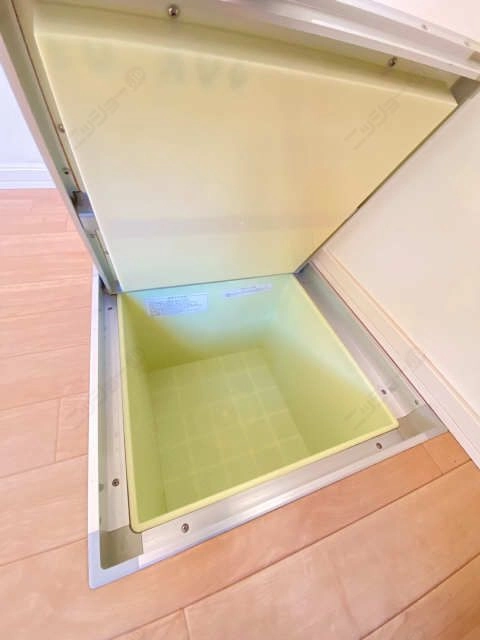 洋室にも床下収納