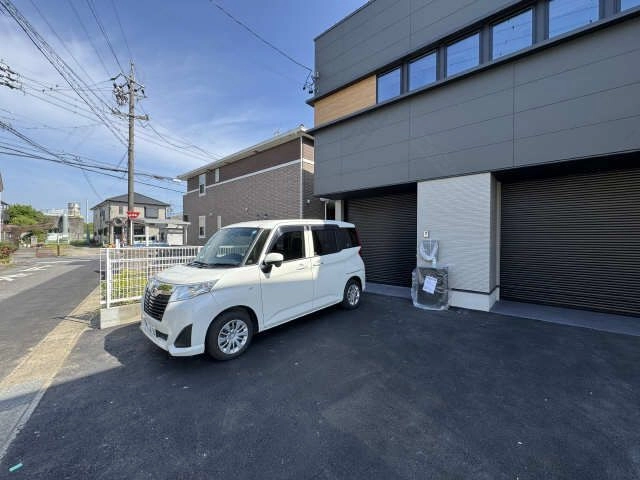 シャッター前に1台駐車可能