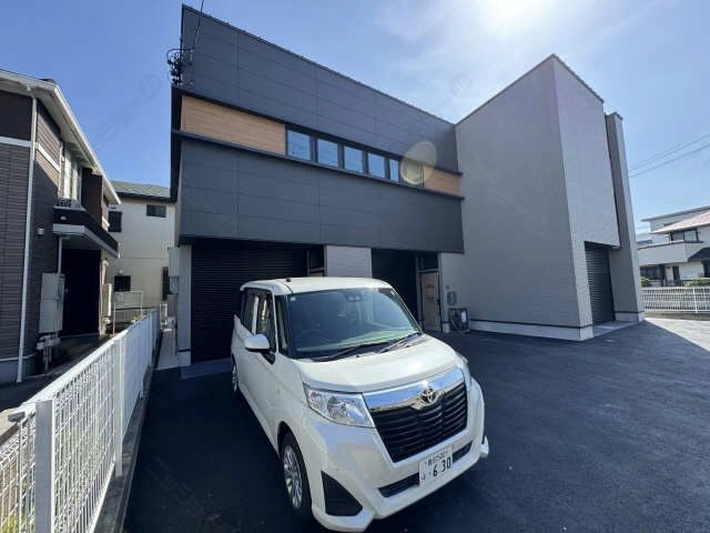 シャッター前に1台駐車可能