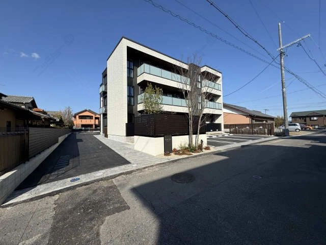 奥の駐車場への出入口