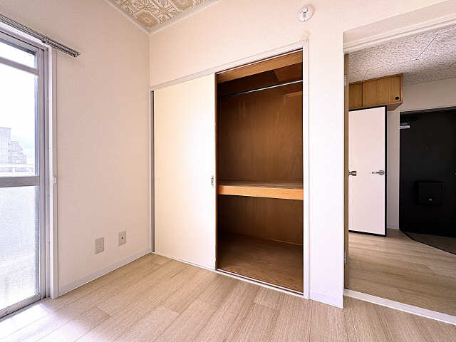 南東洋室・収納