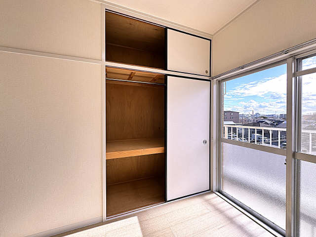 南西洋室・収納