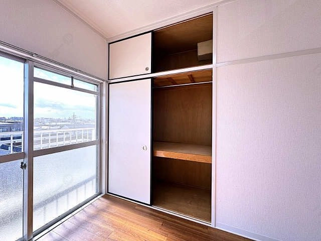 南東洋室・収納