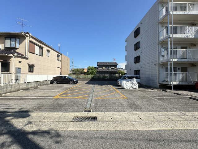 駐  車場（東側）