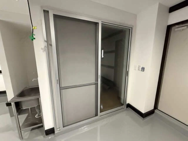 ガレージ内玄関