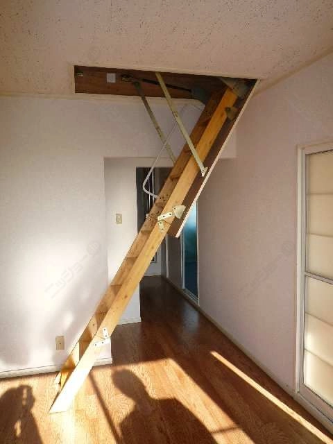 屋根裏収納