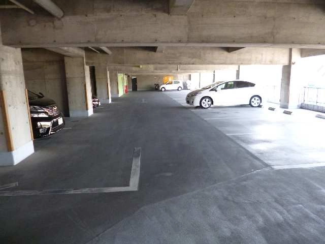 2階屋根付き駐車場