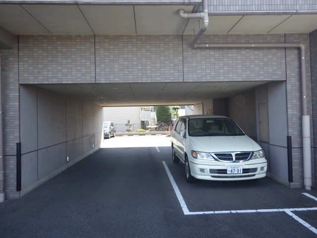 南側駐車場までの車路