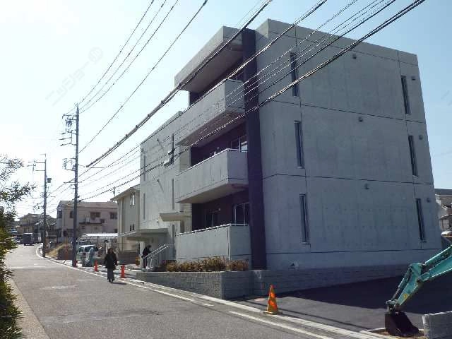 東側からの外観
