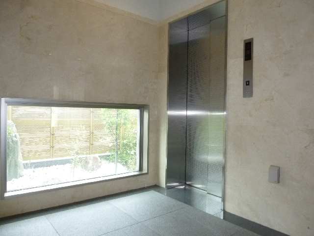 ｴﾚﾍﾞｰﾀｰ前の坪庭