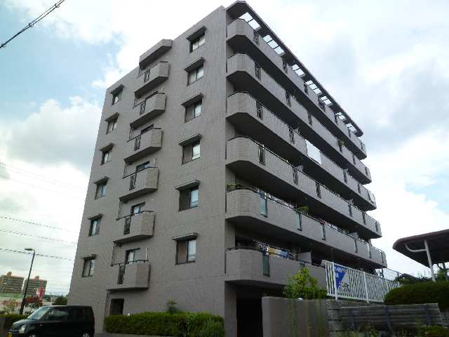 南西側からみた外観