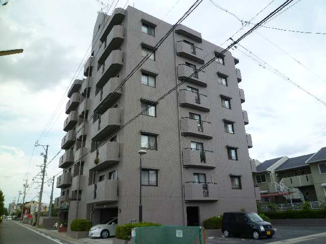 西側からみた外観