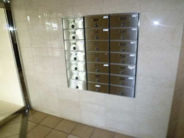 ｴﾝﾄﾗﾝｽ内集合ﾎﾟｽﾄ