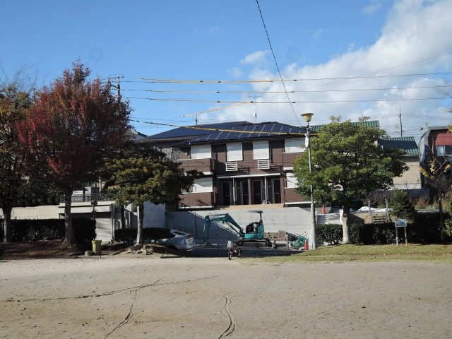 公園から見た外観