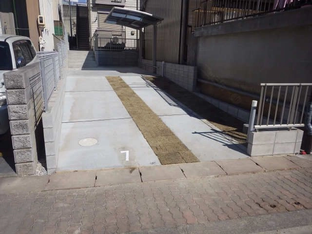 駐車場南
