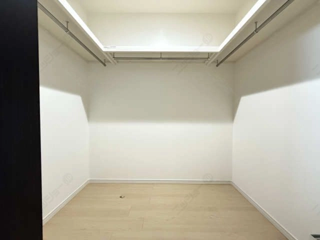 ウォークインクローゼット内