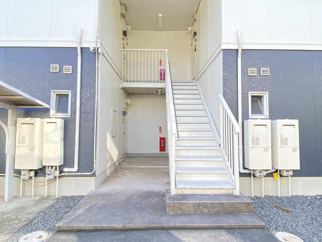 B棟東側エントランス