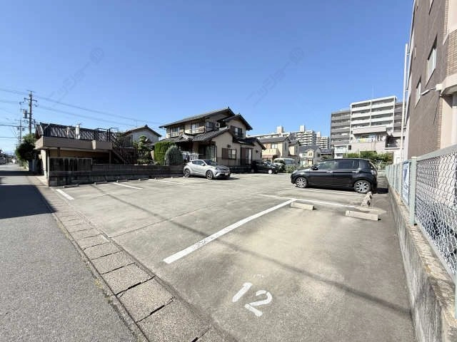 敷地外駐車場（建物西側）