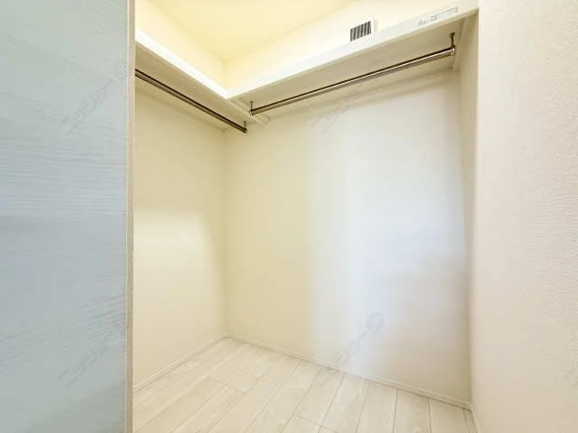 ウォークインクローゼット内