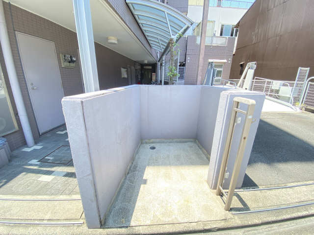 敷地内ごみ置き場