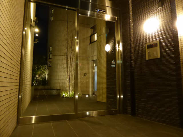 エントランス（夜）