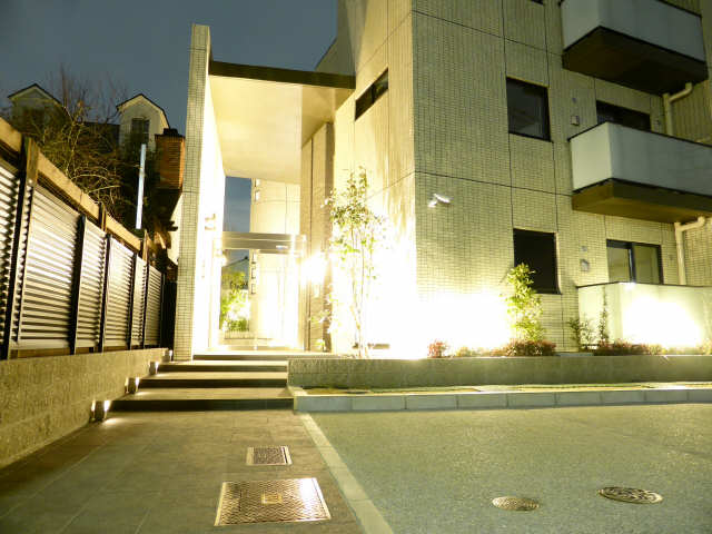 エントランス（夜）