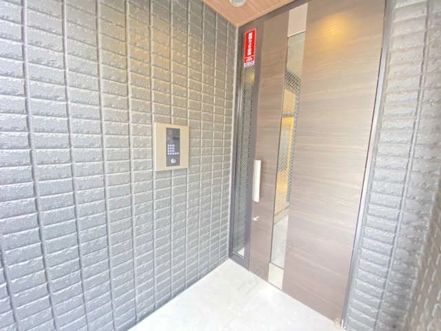 エントランス（駐車場側）