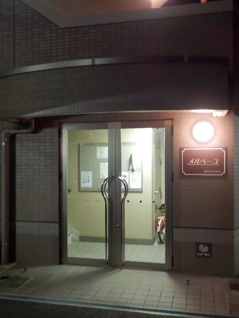 エントランス（夜）