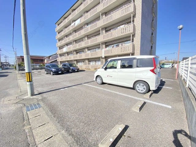 駐車場　建物南側