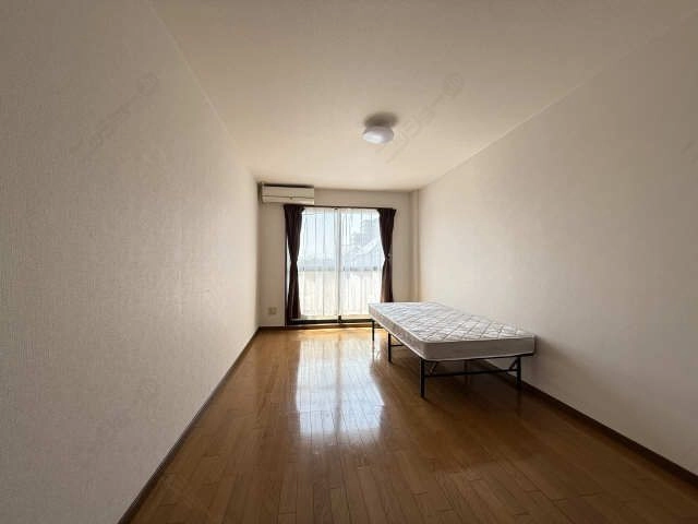 同型のカーテン付きです