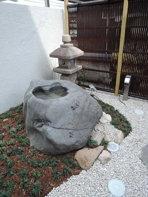 庭石と灯篭