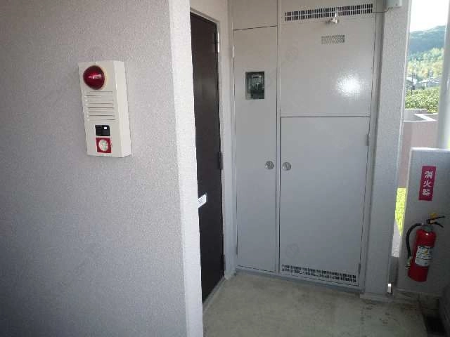玄関前消火器