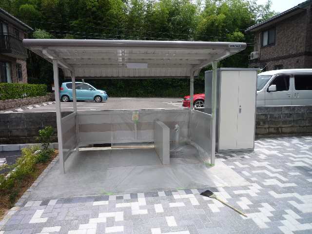 駐輪場と洗い場