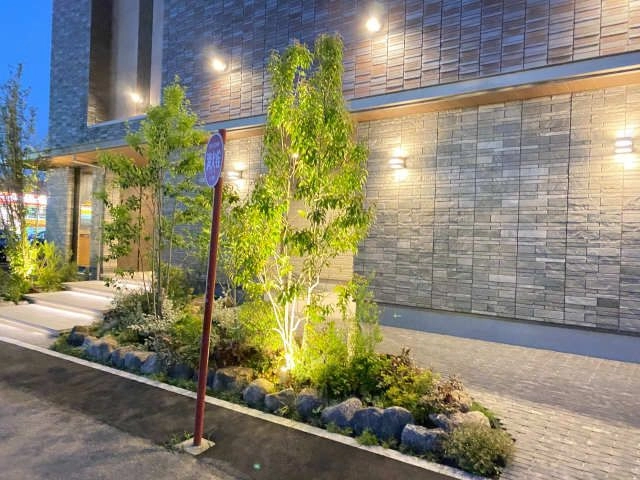 アプローチ（夜間）