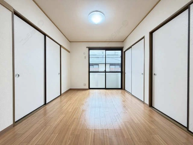 リビング横　洋室