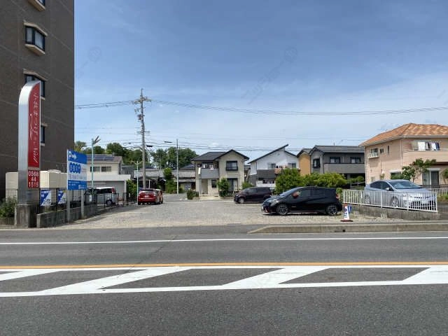 隣地砂利駐車場