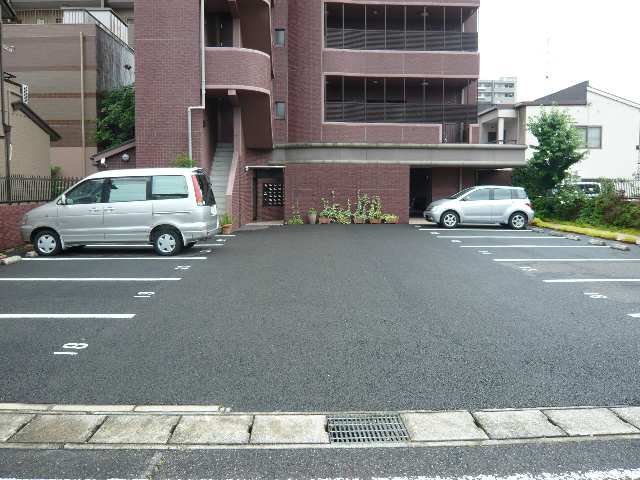 敷地内北側駐車場