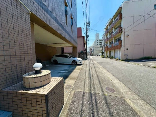 エントランス横の歩道