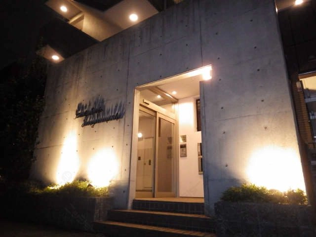 エントランス（夜）