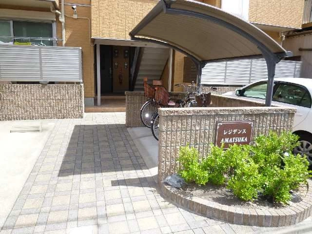 駐輪場とアプローチ