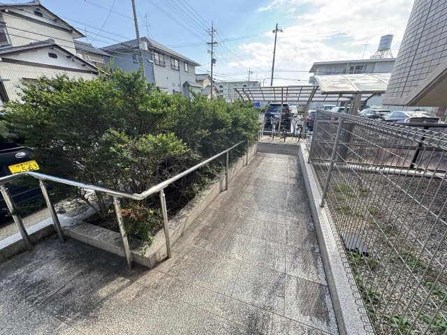 スロープ付きエントランス