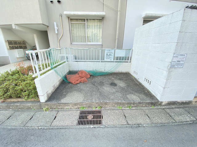 敷地内ごみ置き場