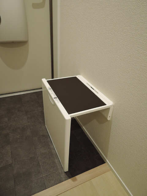 壁付折りたたみ椅子