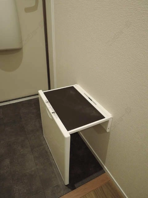 壁付折りたたみ椅子