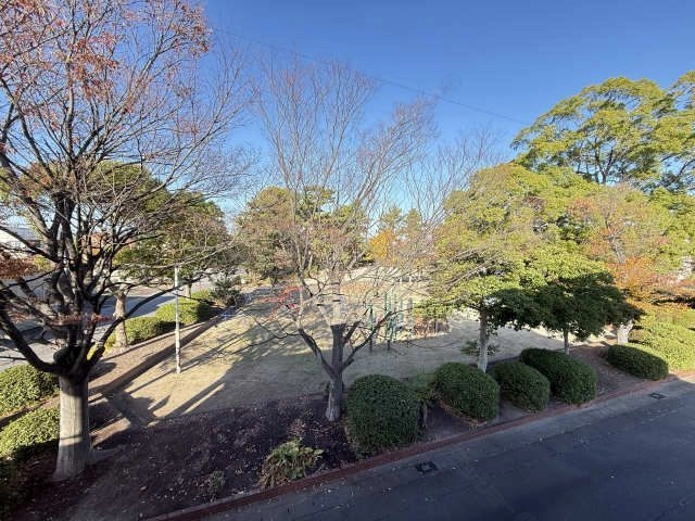 隣地公園