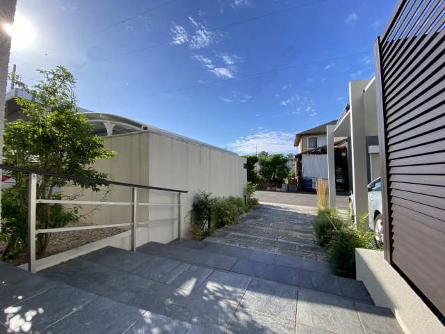 昼間のアプローチ