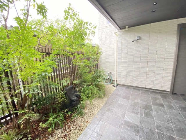 防犯カメラ・癒しの植栽