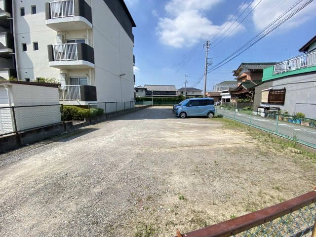 敷地外砂利駐車場